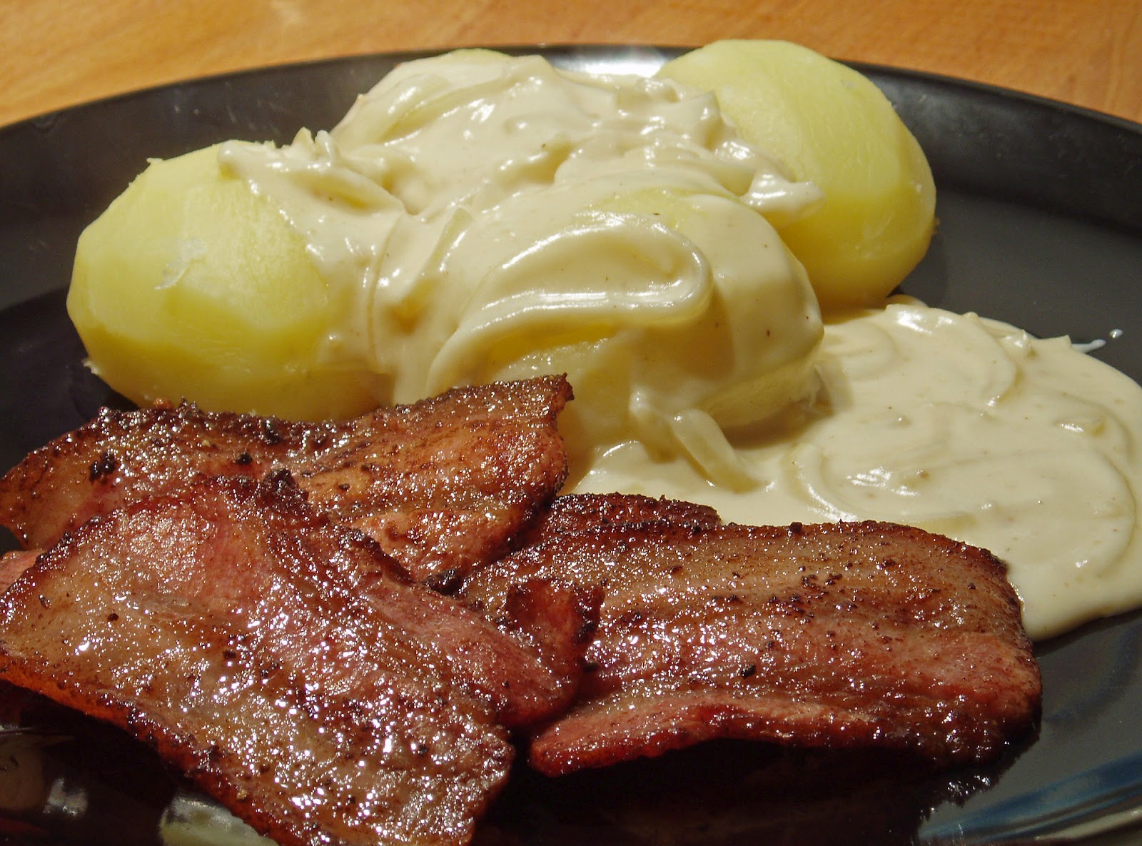 stekt fläsk med löksås och kokt potatis stekt fläsk med löksås och kokt potatis