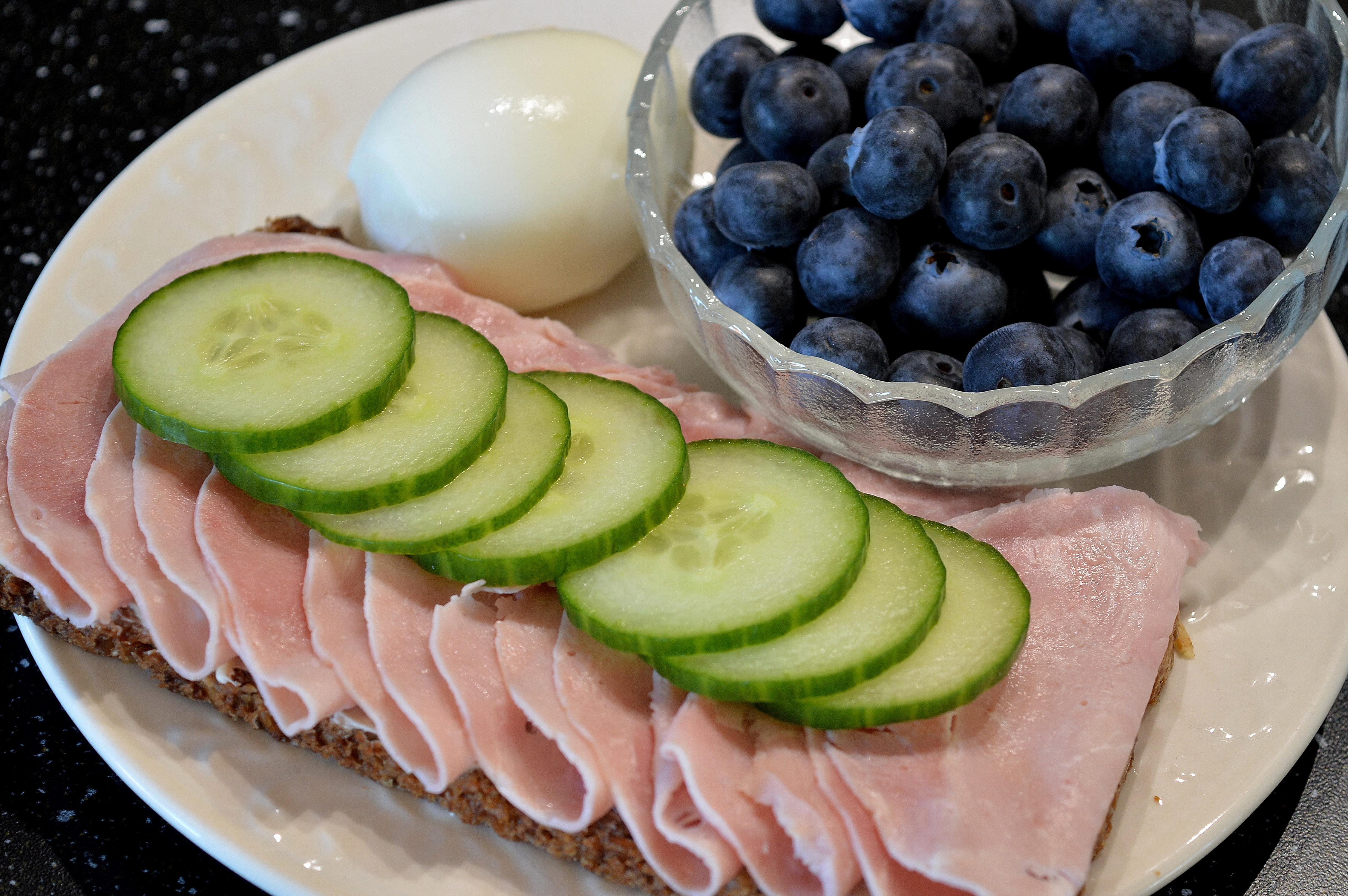 Skinksmörgås & blåbärsfrukost