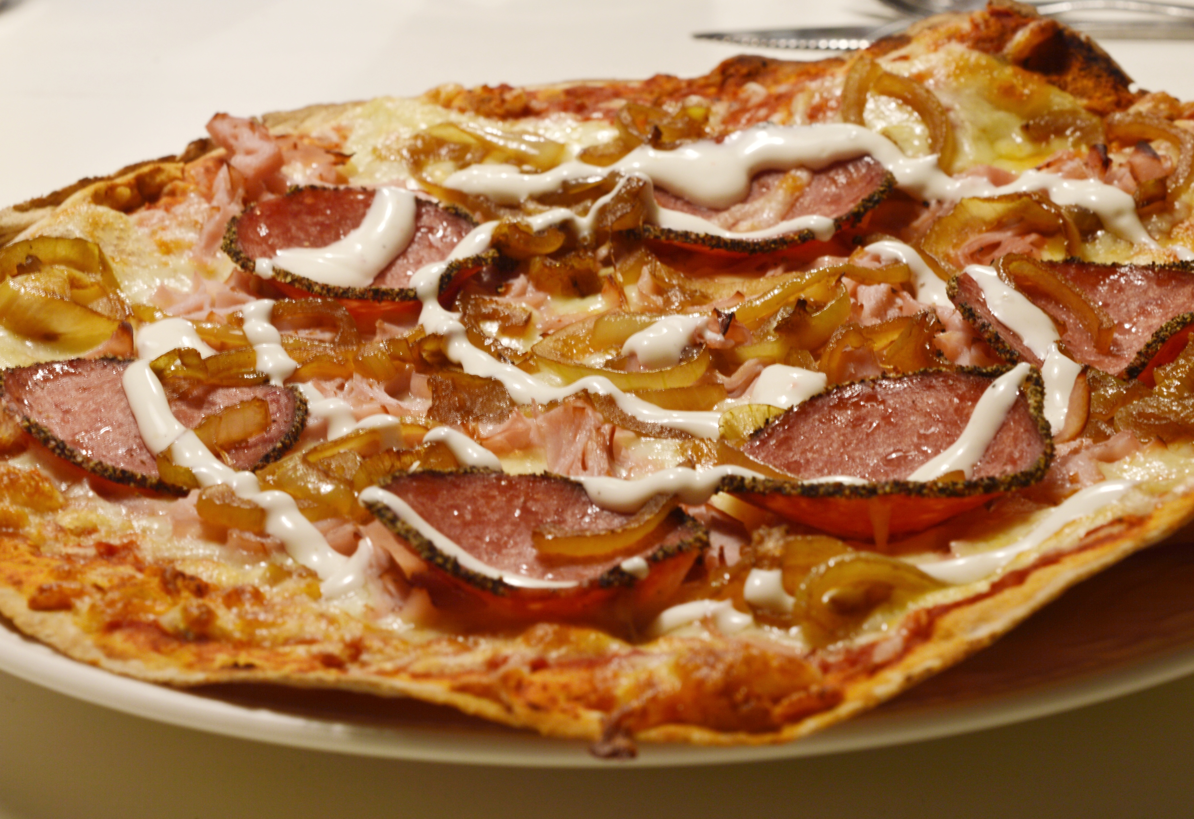 Libapizza med salami & karamelliserad lök