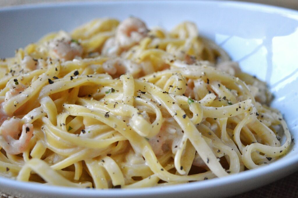 Krämig pasta med räkor & parmesan