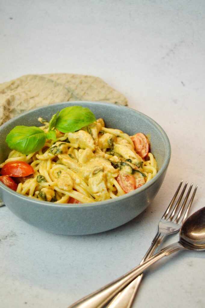 Krämig Kycklingpasta Med Röd Pesto 