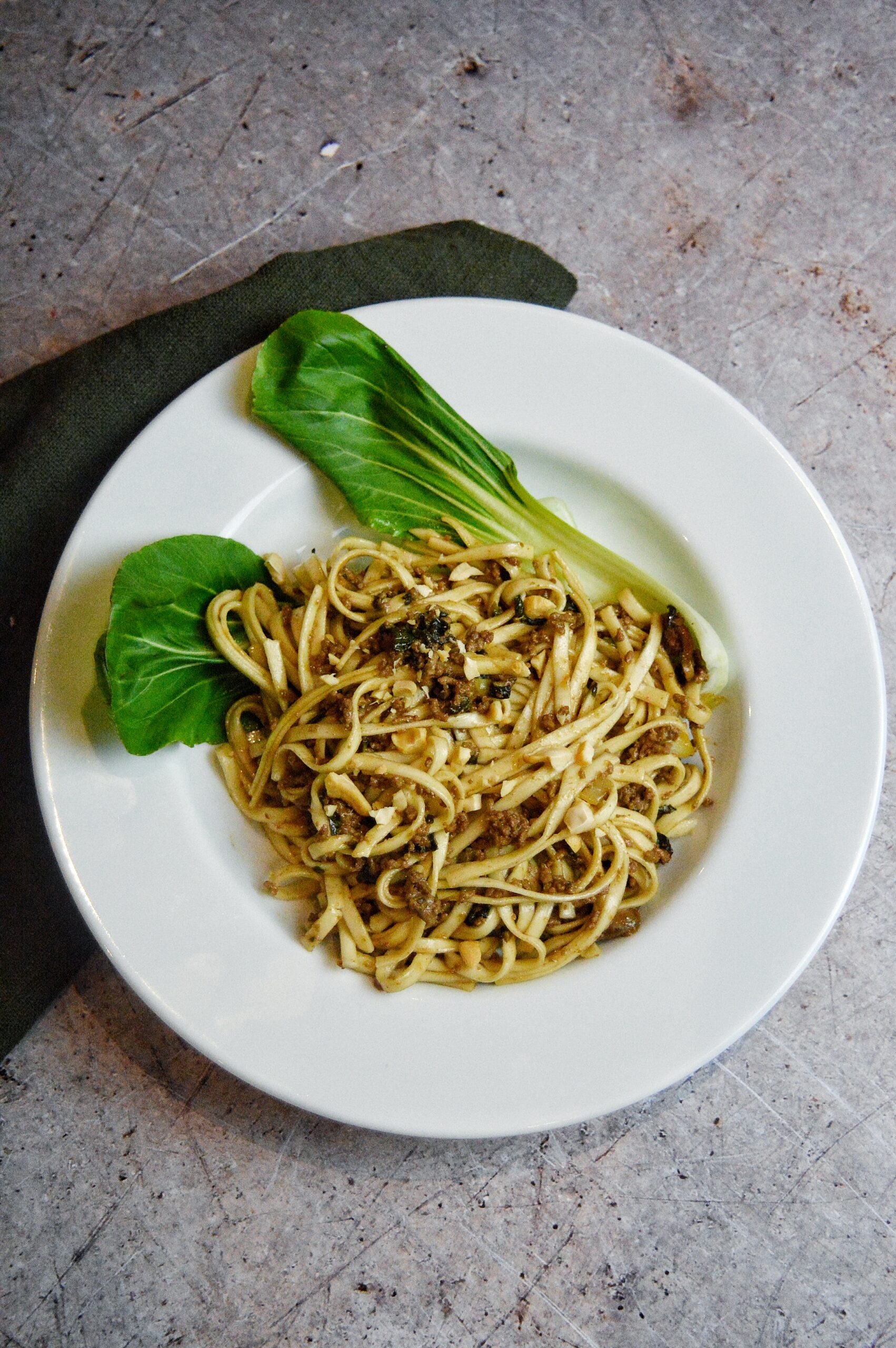 Udonnudlar med stekt färs & pak choi