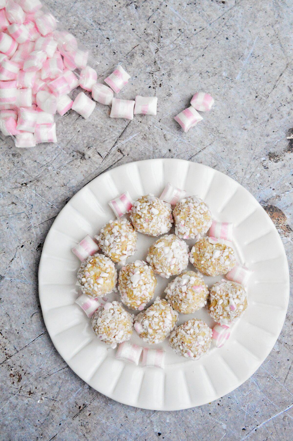Vita chokladbollar med polkagriskross
