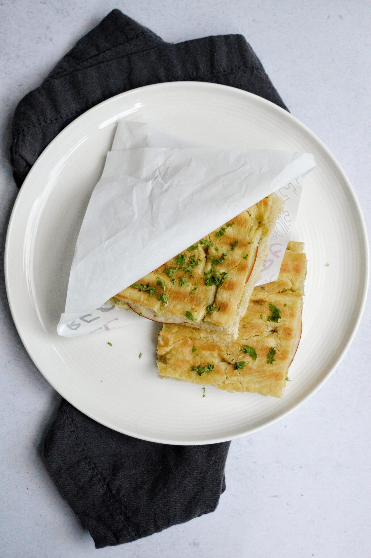 Grillad focaccia med kalkon, pesto & mozzarella