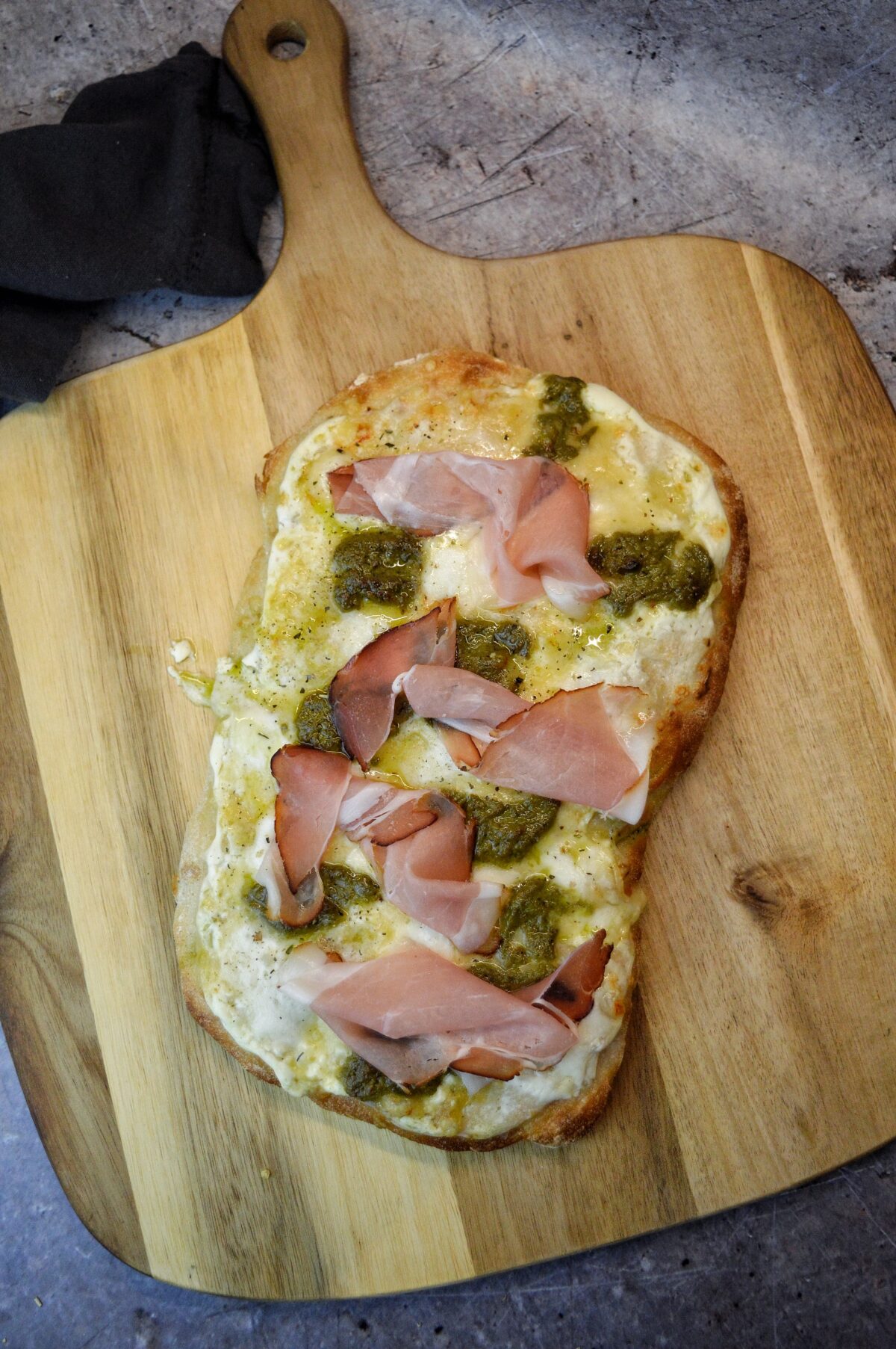 Pinsa bianco med pesto & västerbottensost