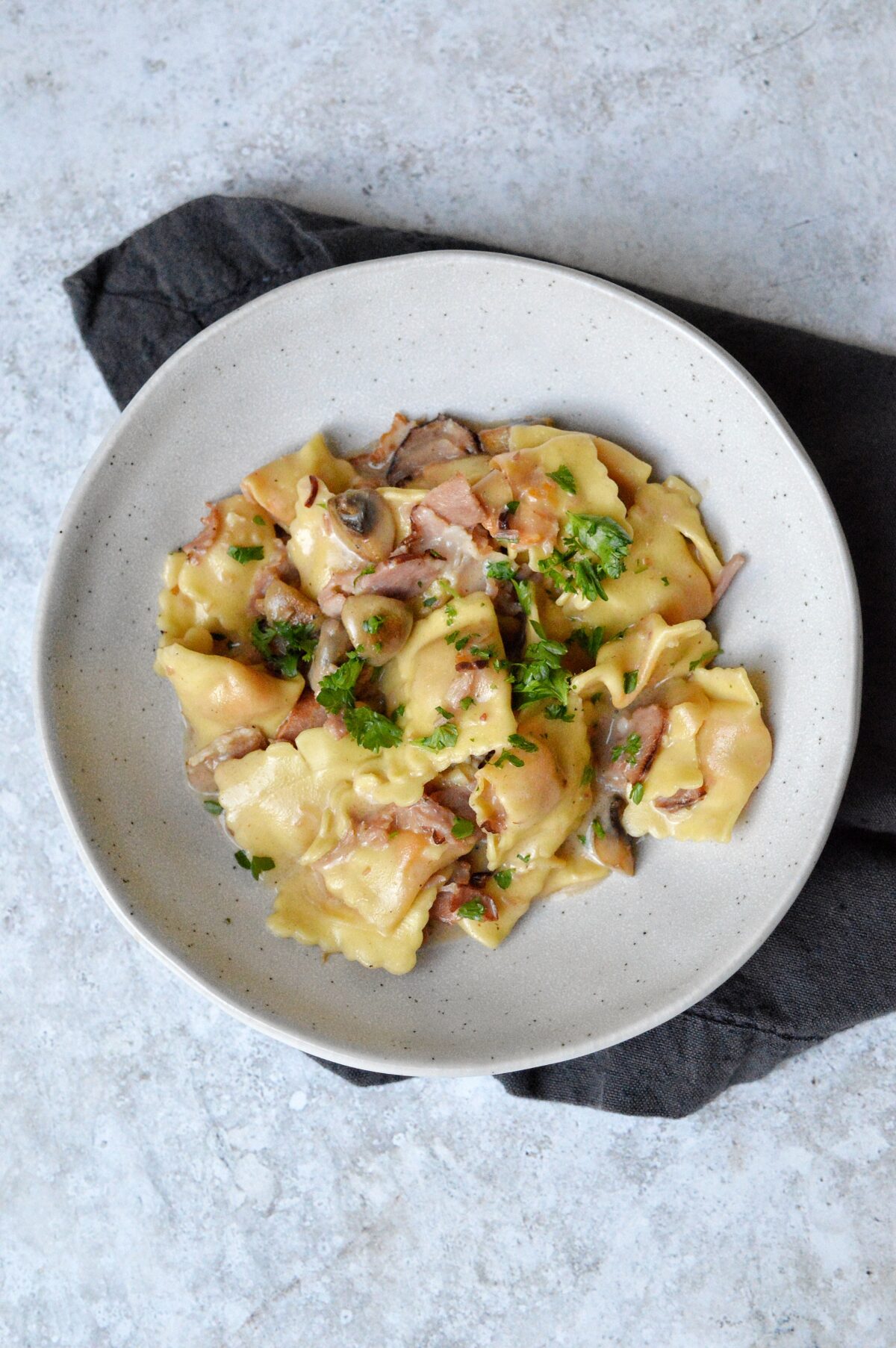 Ravioli med bacon- & svampsås