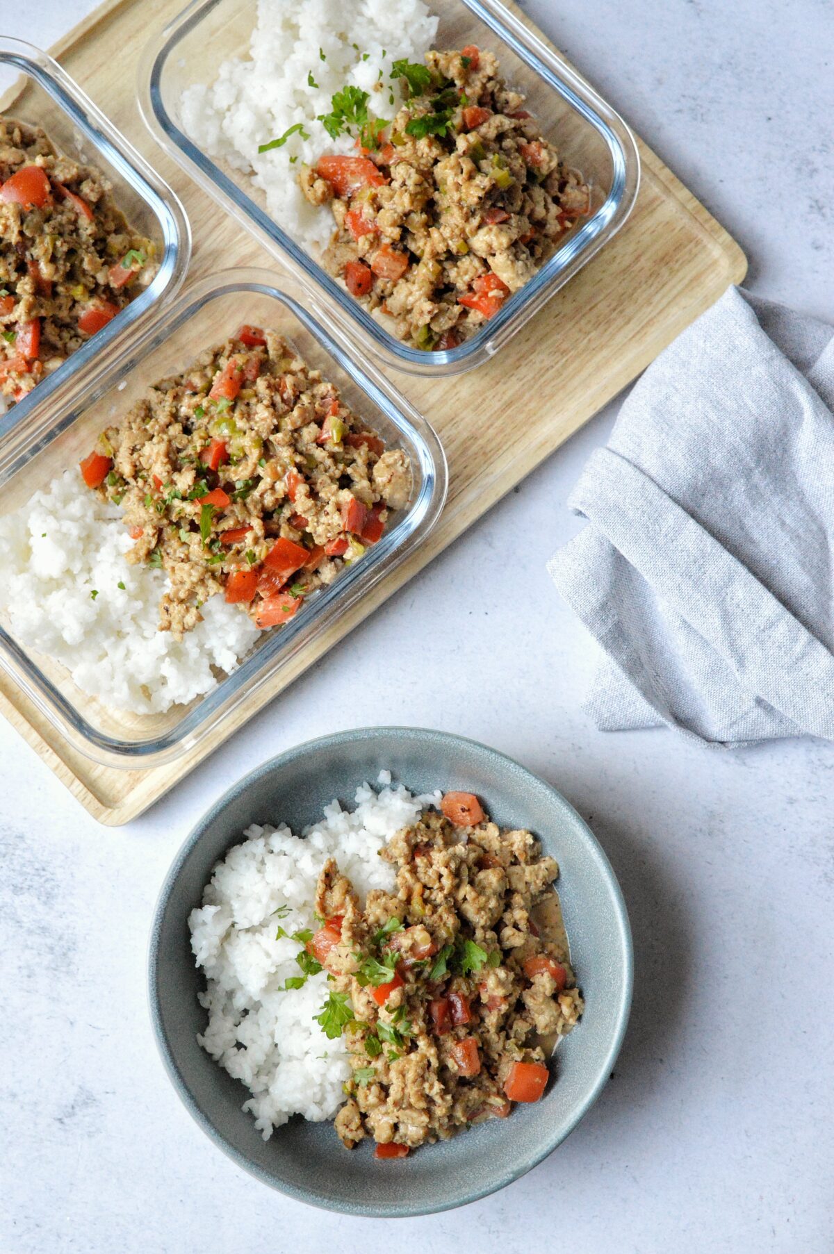 Kycklingfärspanna med smak av jordnötssmör & sriracha