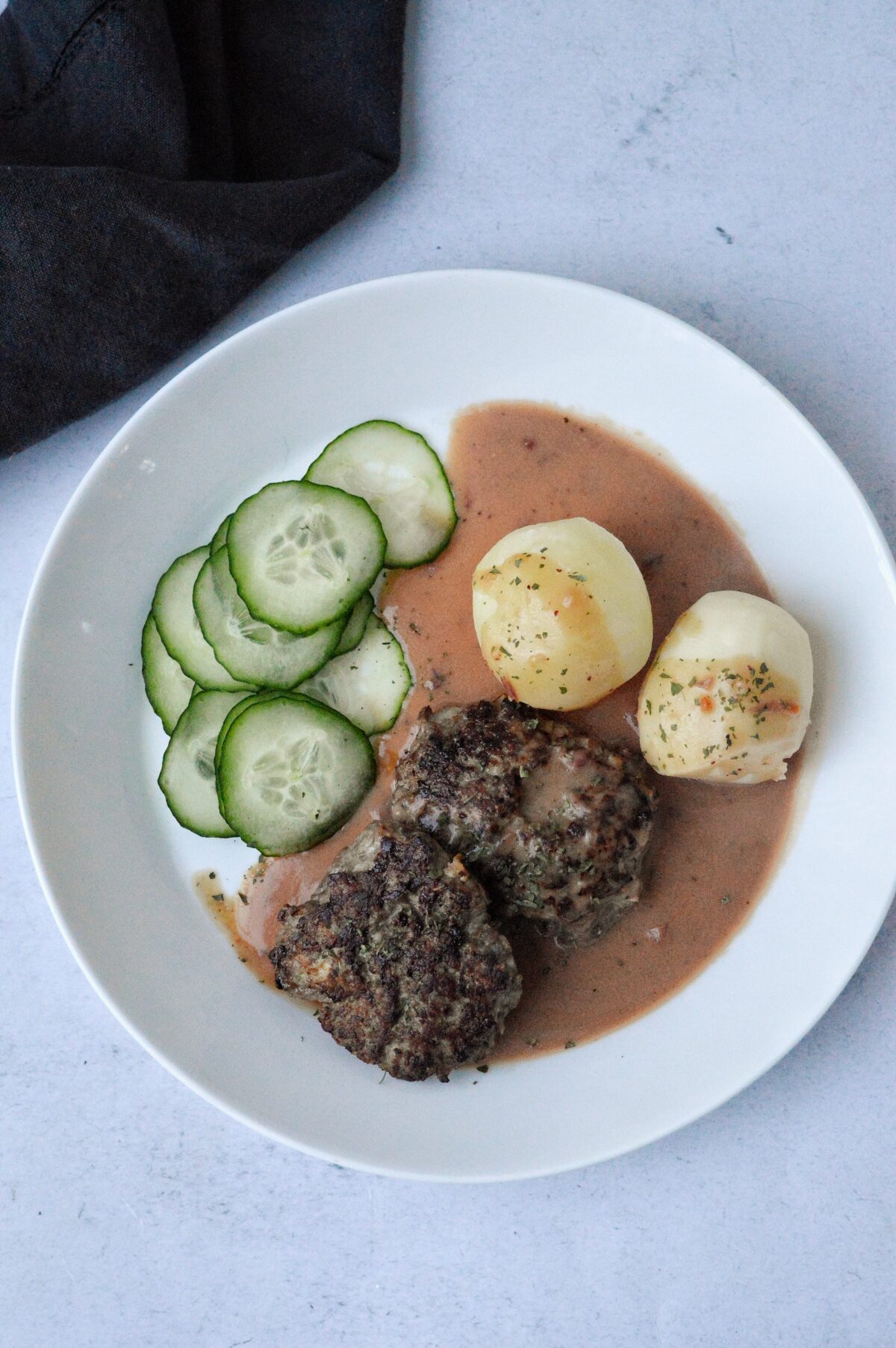 Pannbiffar med lingonpiffig sås