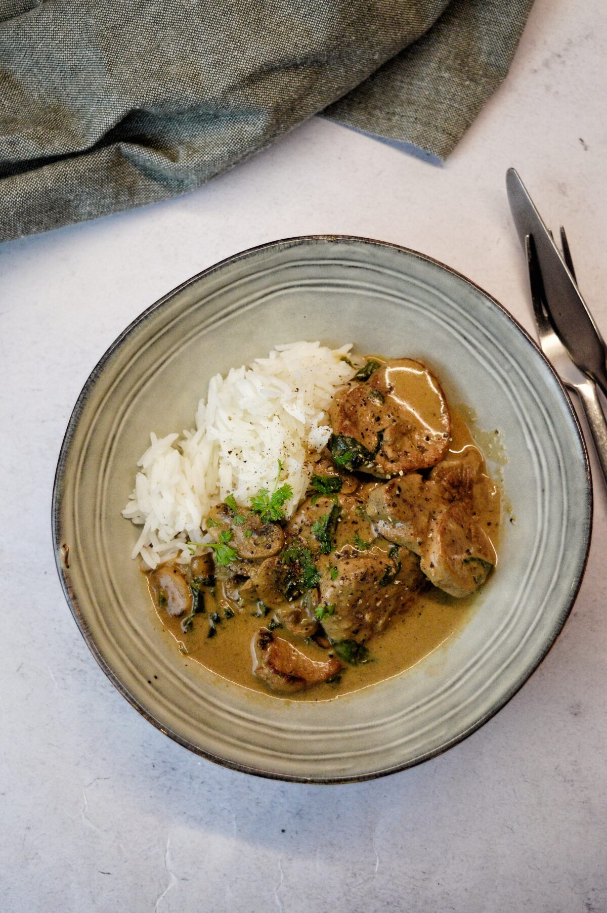 Fläskfilé i krämig sås med parmesan, champinjoner & spenat